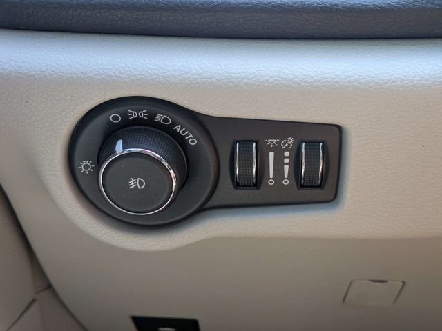 Used 2020 Silver Chrysler Limited image 25