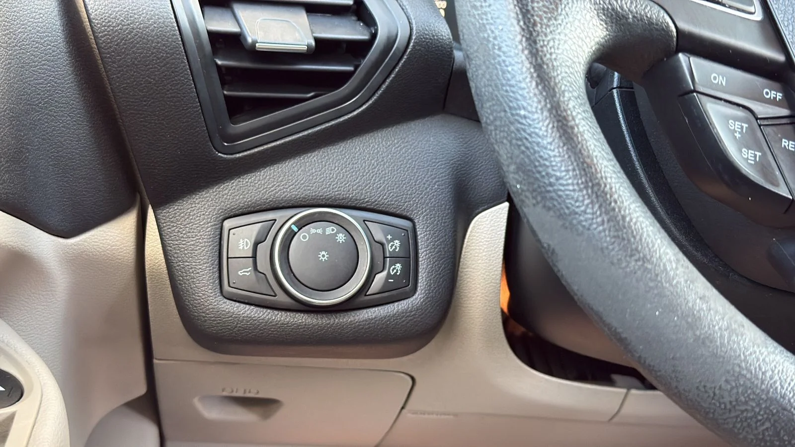 Used 2018 Blue Ford SE image 17