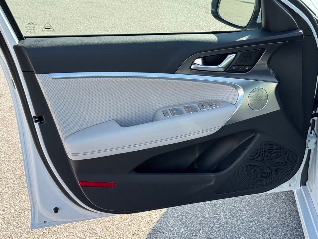 Used 2026 White Genesis 3.3T Sport Prestige image 23