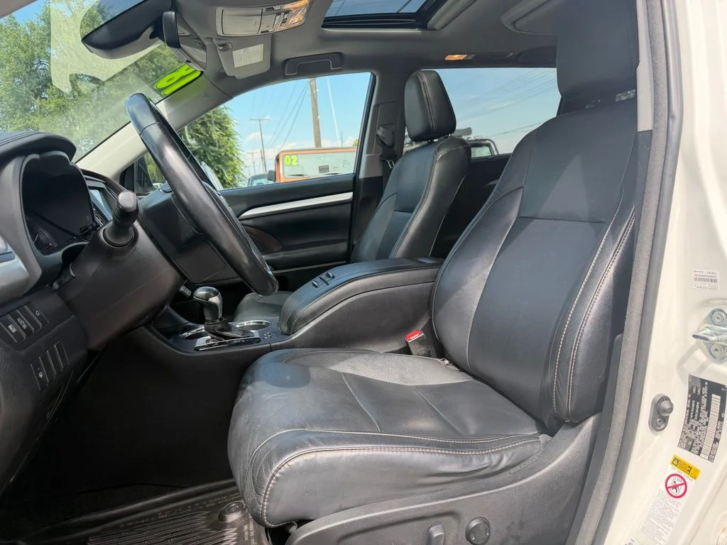 Used 2018 White Toyota XLE image 9
