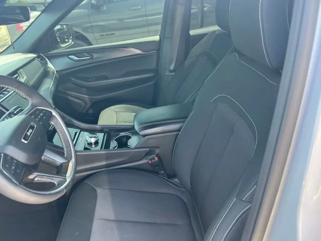 Used 2025 Silver Jeep Laredo X image 3