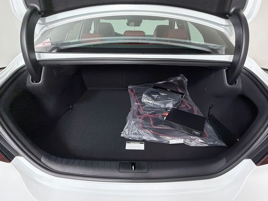 New 2026 Uyuni White Genesis 3.3T Sport Prestige image 28