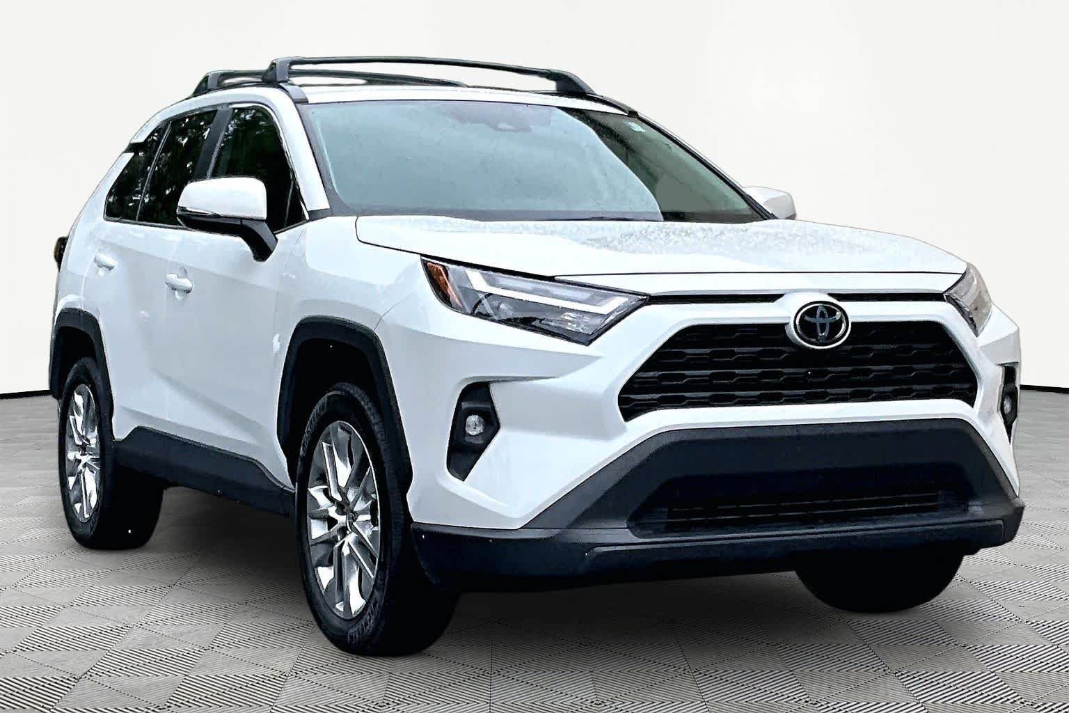 Used 2025 Wind Chill Pearl Toyota XLE Premium image 2