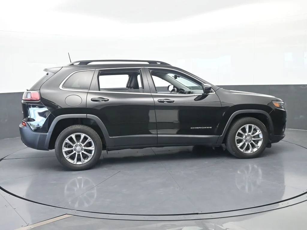 Used 2022 Diamond Black Crystal Pearlcoat Jeep Latitude Lux image 7