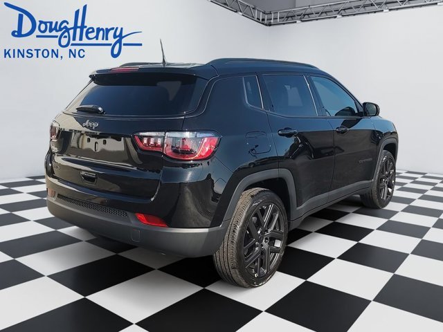 New 2026 Diamond Black Crystal Pearlcoat Jeep Latitude Altitude image 5