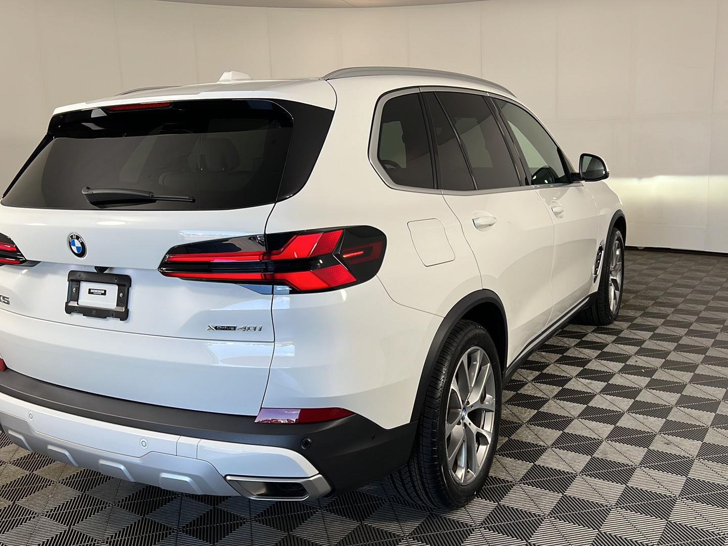 Certified Used 2024 Alpine White BMW xDrive40i image 5