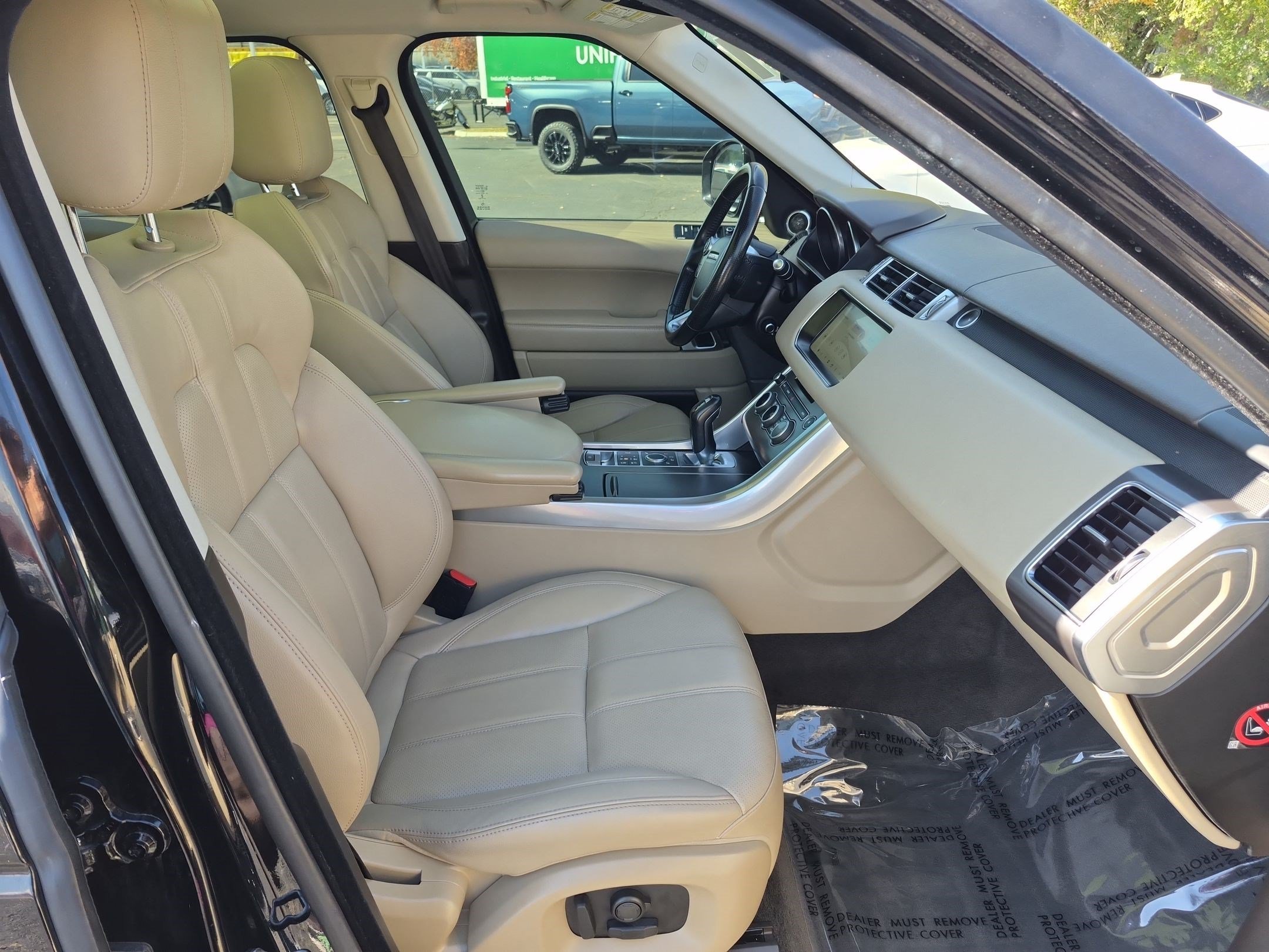 Used 2017  Land Rover SE image 30