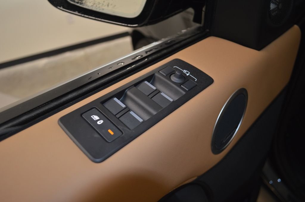 Used 2025 Gray Land Rover Metropolitan Edition image 18