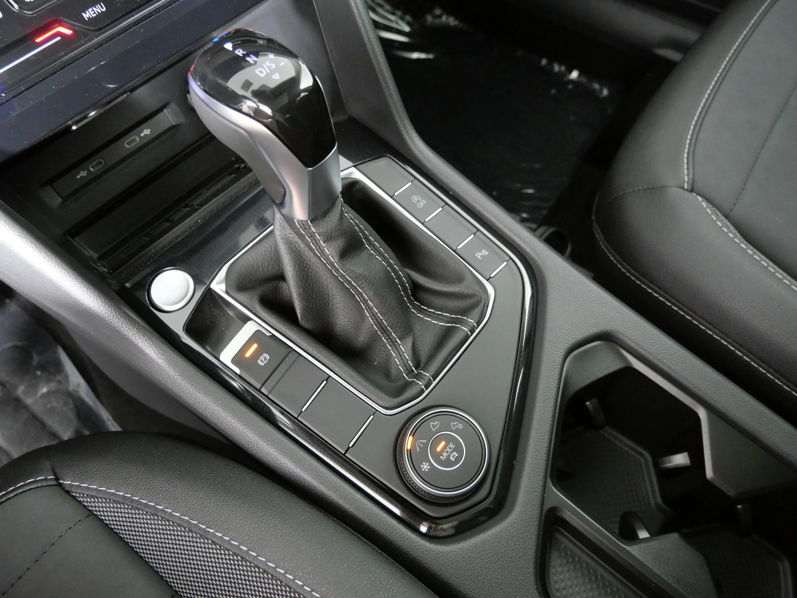 New 2026 Deep Black Pearl Volkswagen SE Black image 27