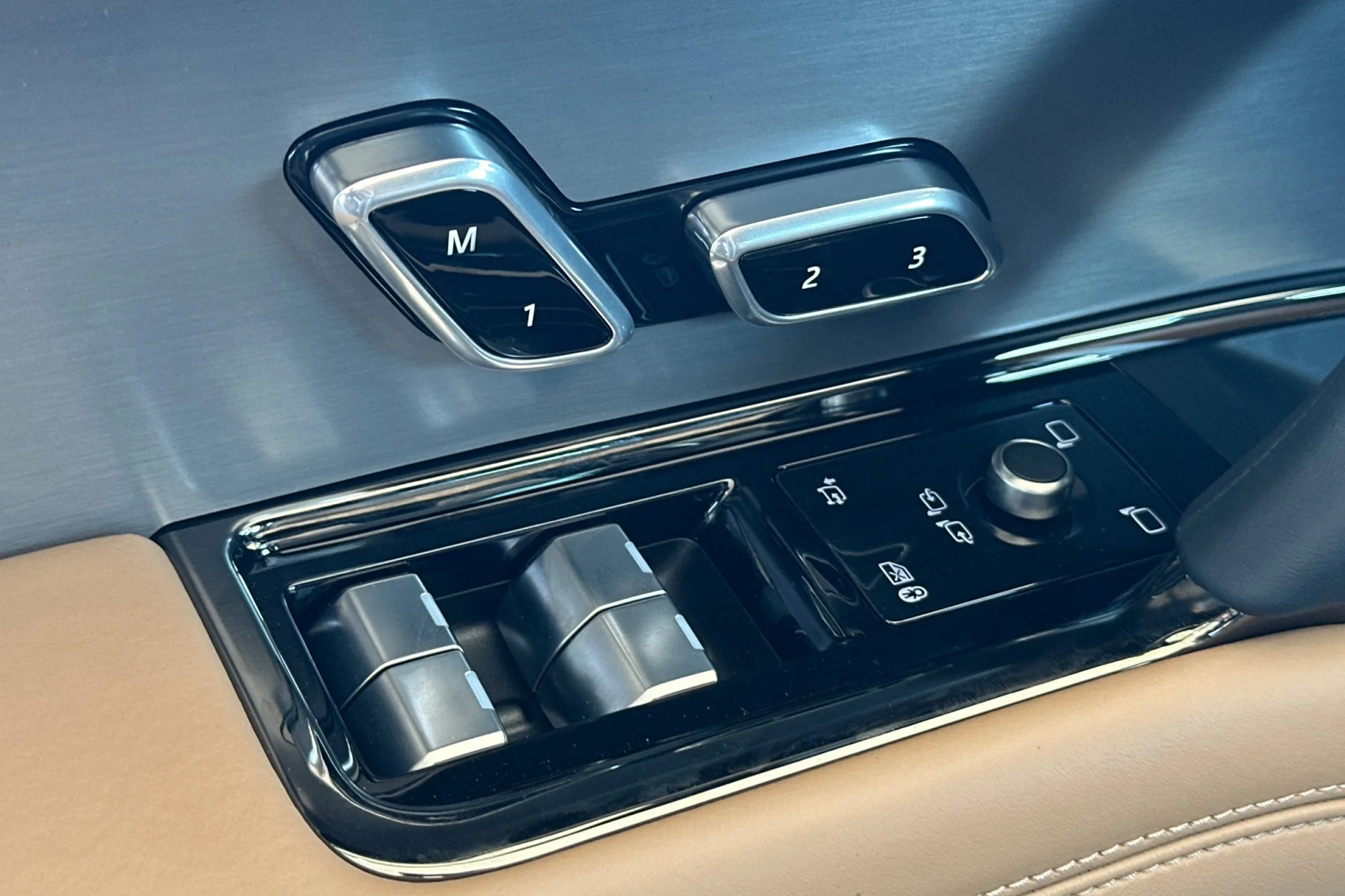 New 2026 Borasco Grey Land Rover SE image 15