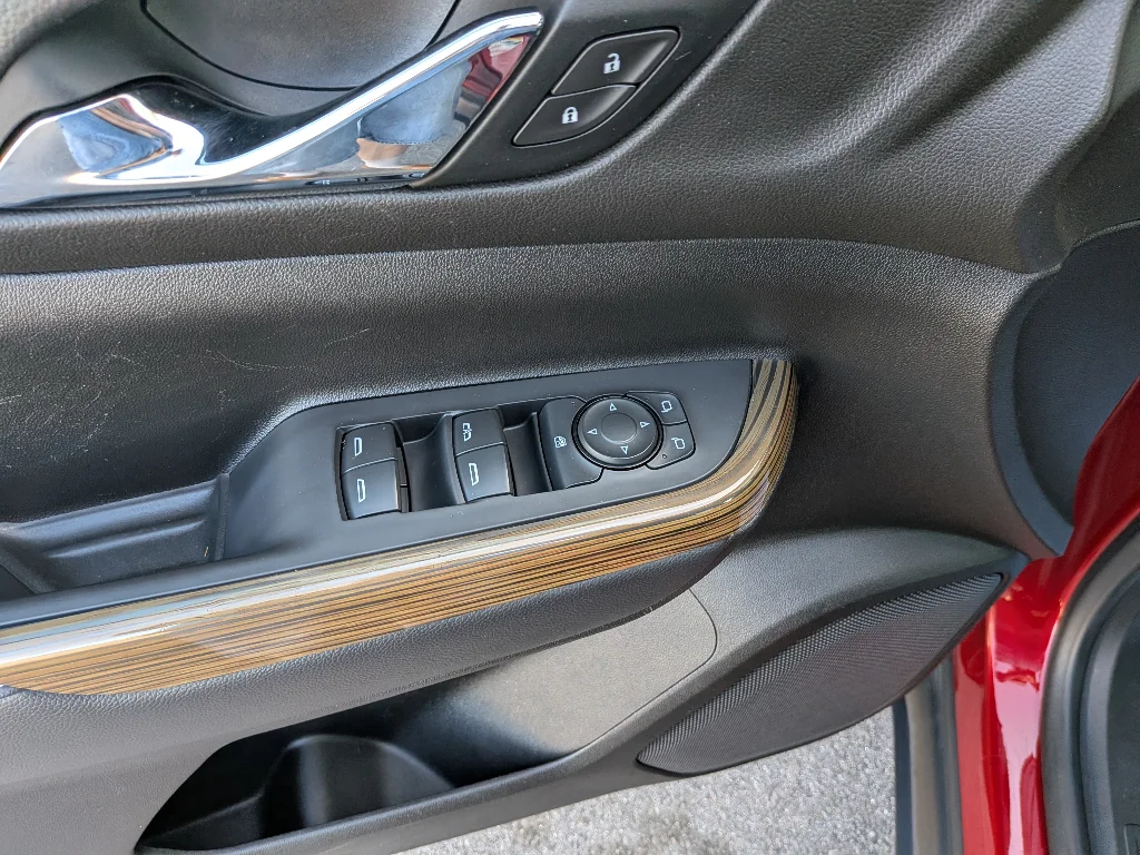 Used 2021 Cayenne Red Tintcoat GMC SLE image 24