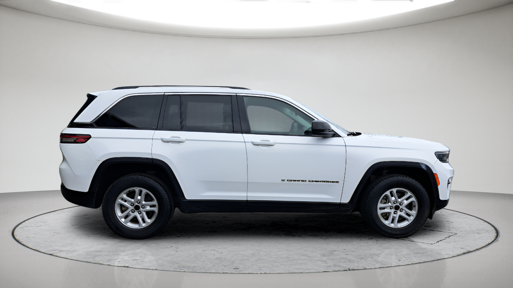 Used 2023 White Jeep Laredo image 2