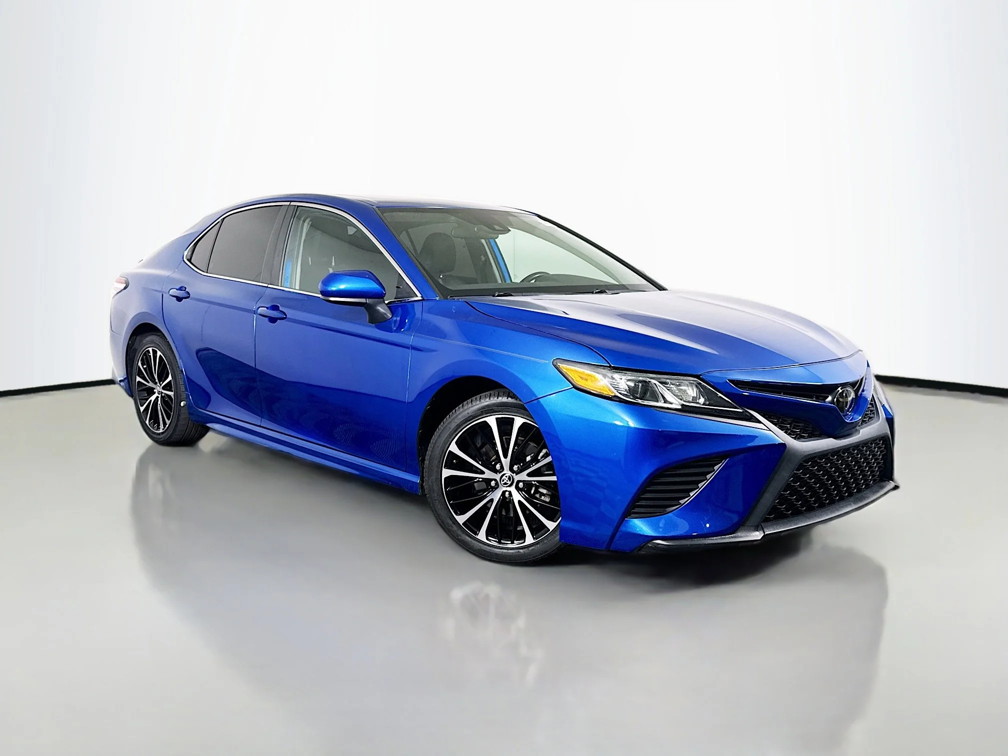 Used 2020 Blue Streak Metallic Toyota SE image 1