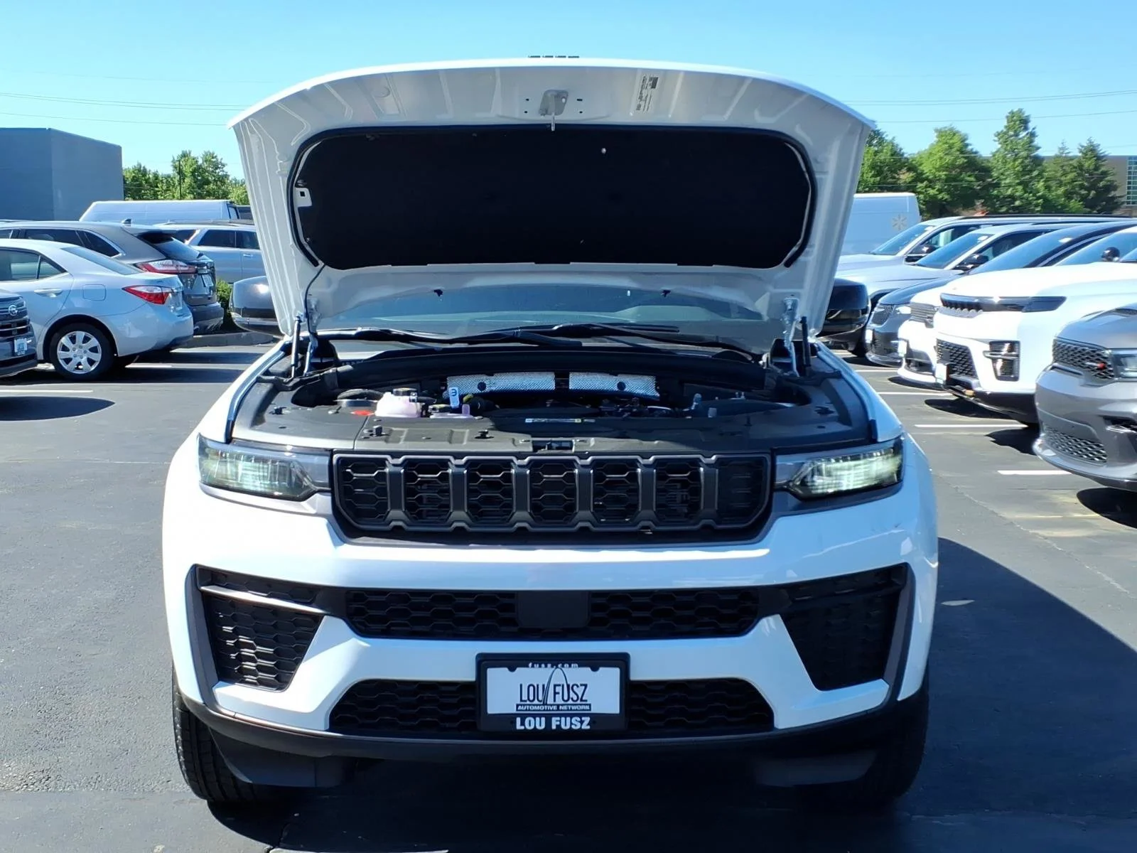 New 2026 Bright White Clear-Coat Exterior Paint Jeep Laredo image 22