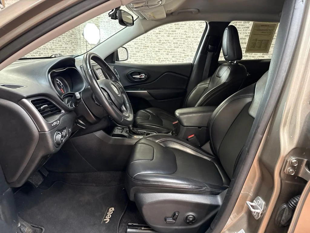 Used 2019 Light Brownstone Pearlcoat Jeep Latitude Plus image 23