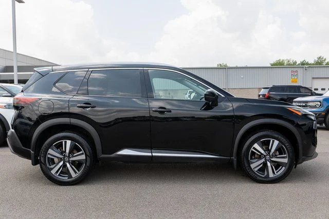 Used 2021 Black Nissan SL image 5