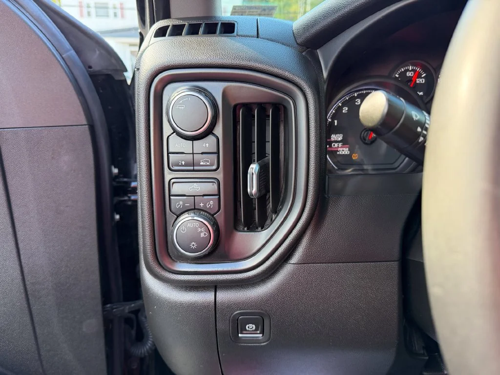 Used 2021 BLACK Chevrolet Custom image 14