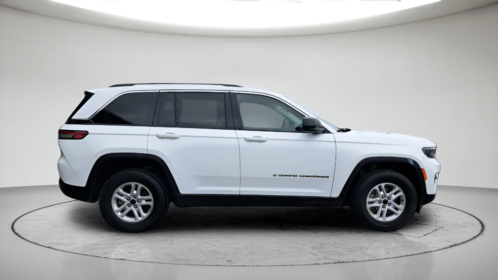 Used 2023 White Jeep Laredo image 2