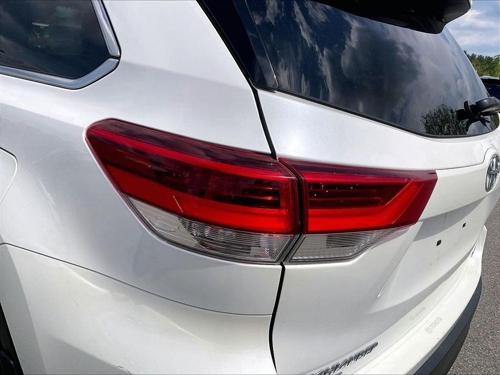 Used 2019 Blizzard Pearl Toyota XLE image 33