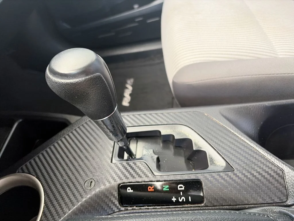 Used 2013 White Toyota LE image 16
