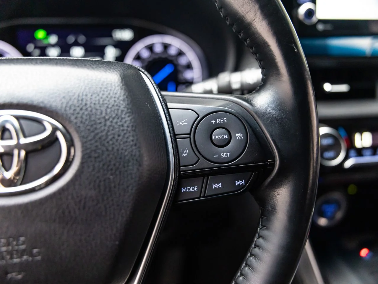 Used 2022 Titanium Glow Toyota XLE image 21