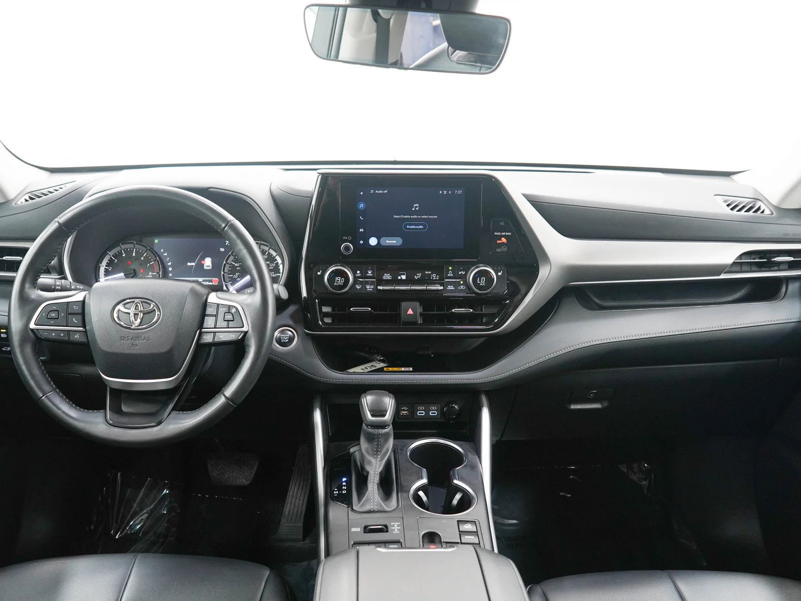 Used 2024 Silver Toyota XLE AWD (Natl) image 17