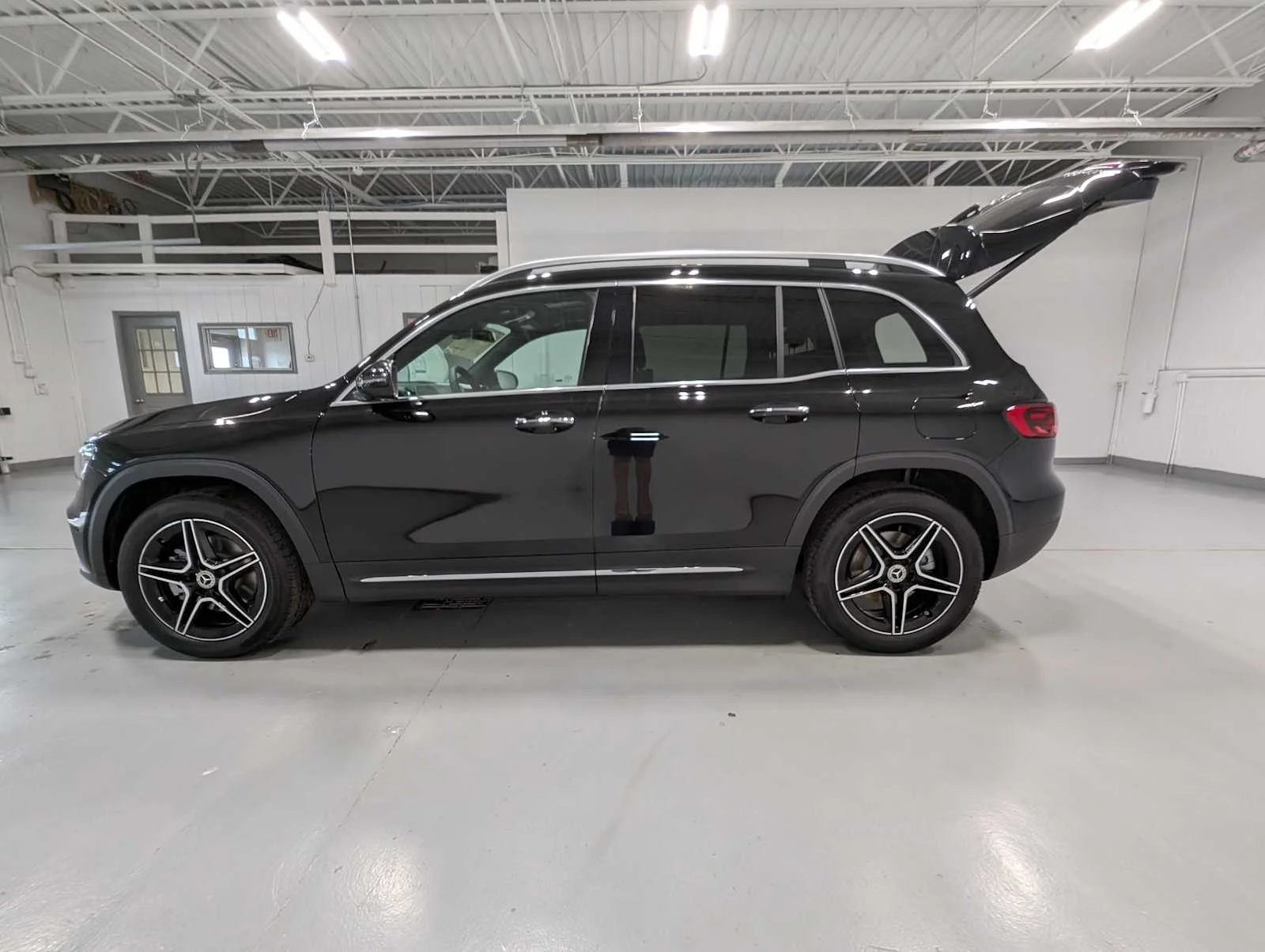 Used 2026 Night Black Mercedes-Benz GLB 250 image 10