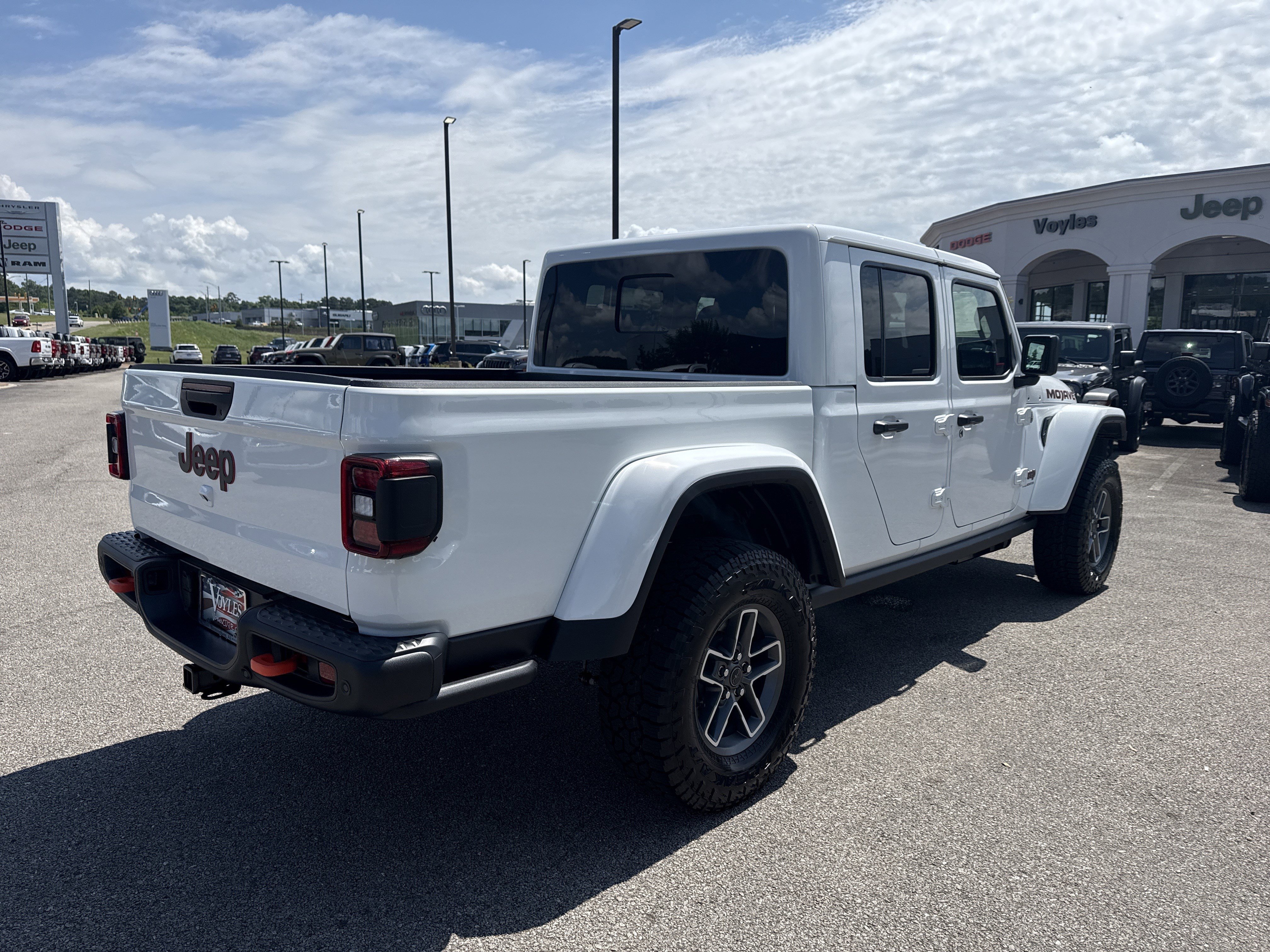 New 2026 Bright White Clear-Coat Exterior Paint Jeep Mojave X image 7