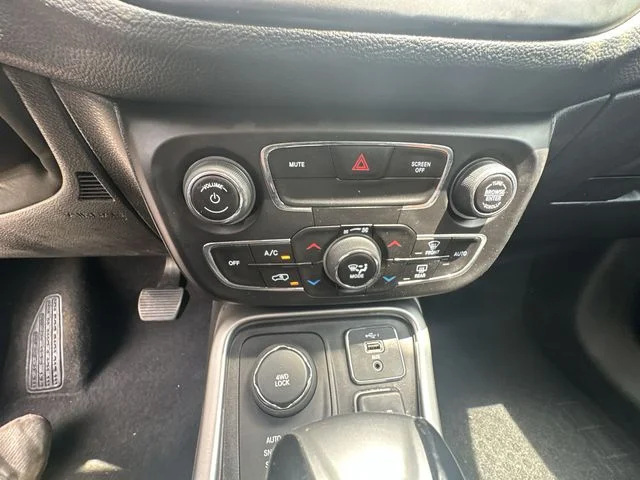 Used 2019 Red Jeep Latitude image 36