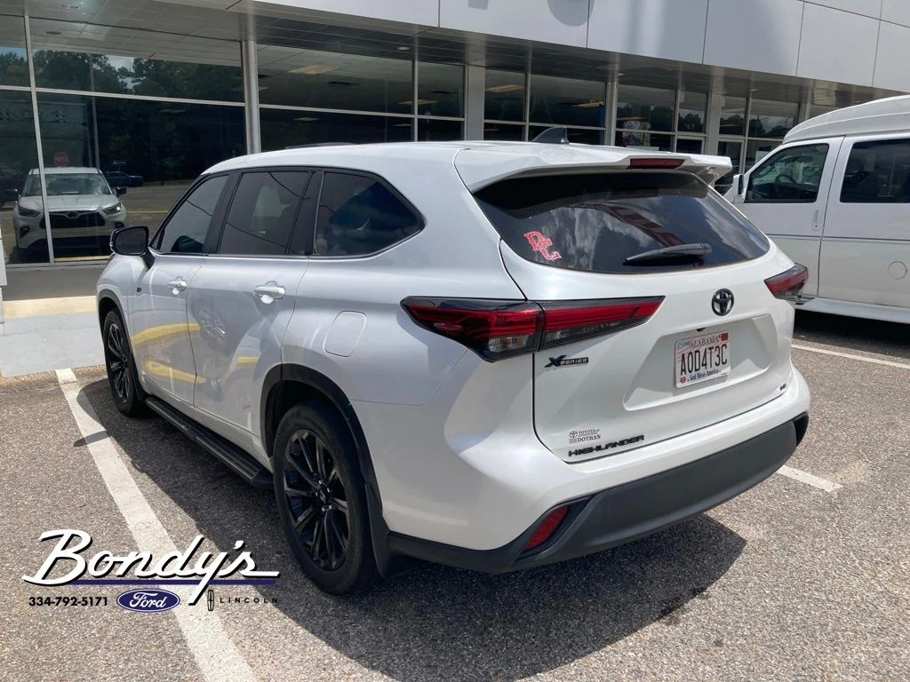 Used 2023 Pearl Toyota LE image 3