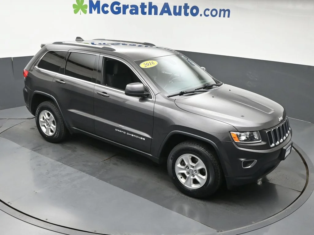 Used 2016 Gray Jeep Laredo image 3