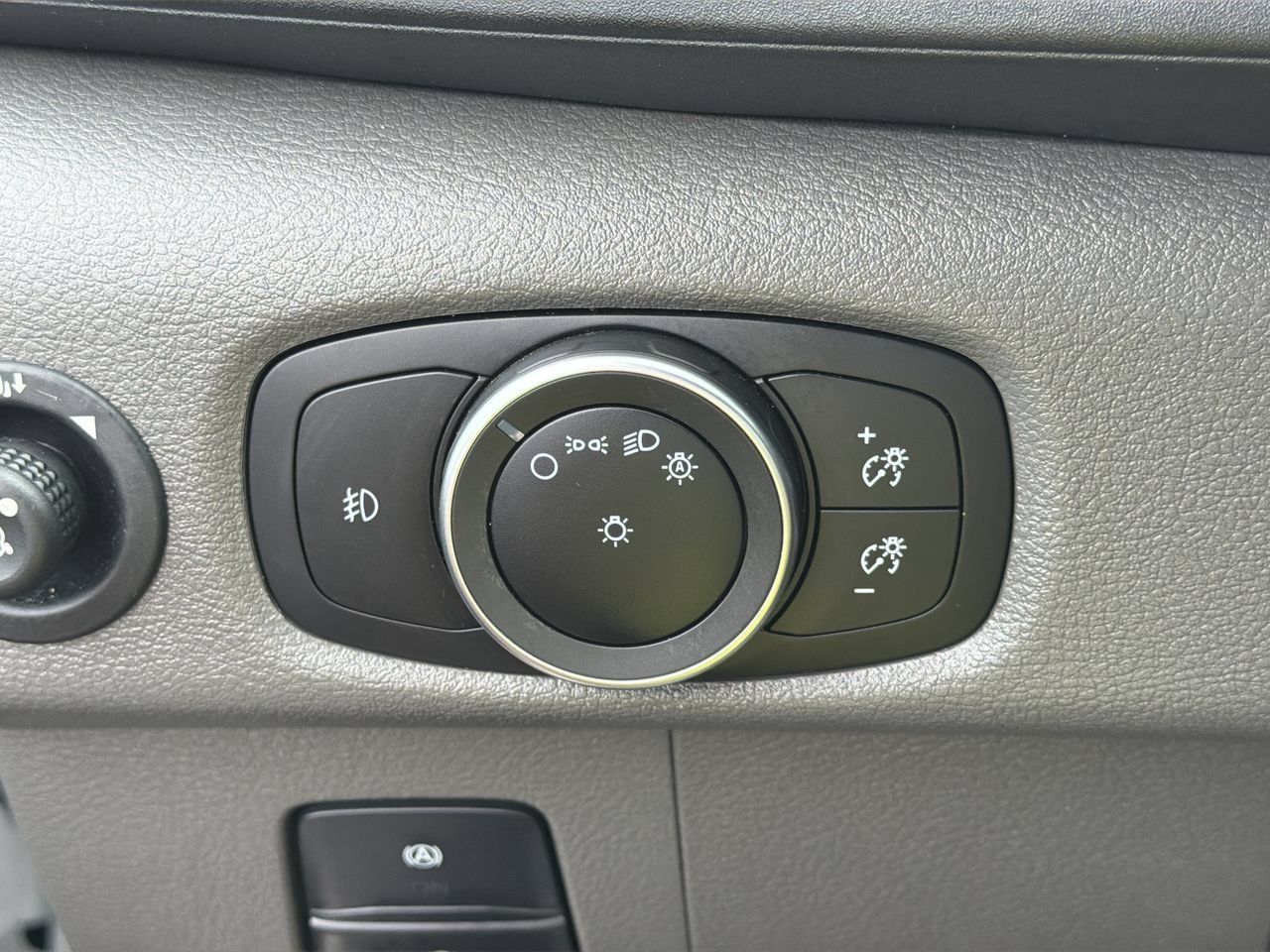 Used 2025 Oxford White Ford XLT image 26
