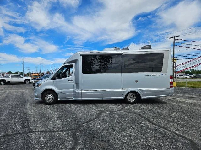Used 2019  Mercedes-Benz Standard Roof V6 image 9