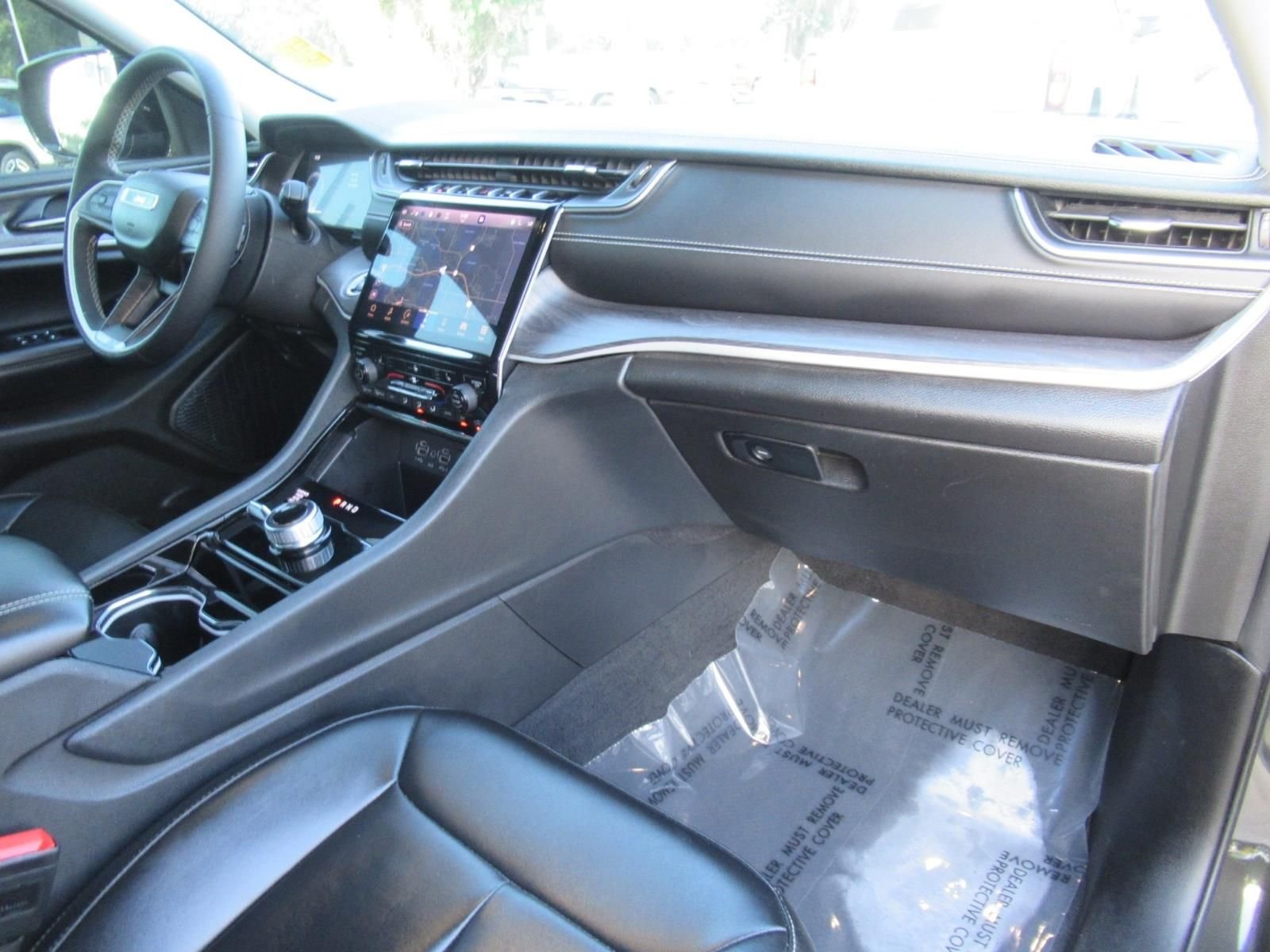 Used 2023  Jeep Limited image 11