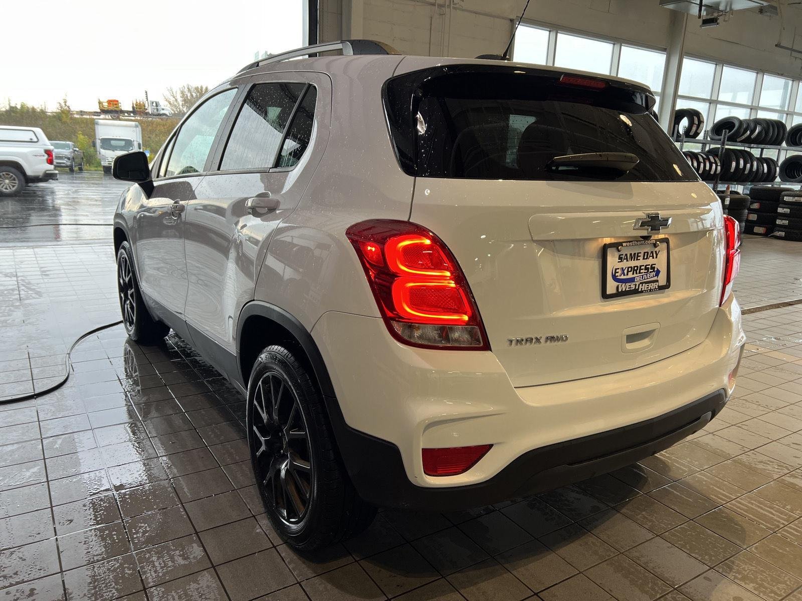 Used 2022 SUMMIT WHITE Chevrolet LT image 5