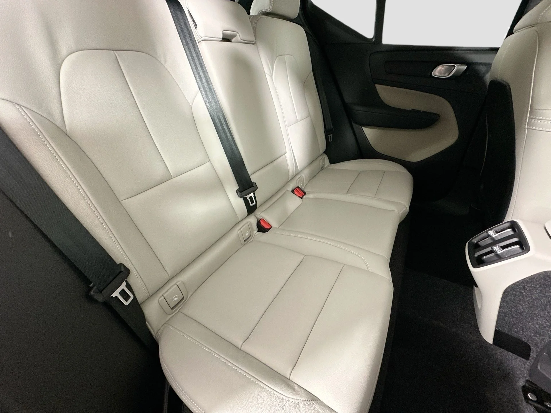 New 2026 Vapour Grey Volvo Plus image 27