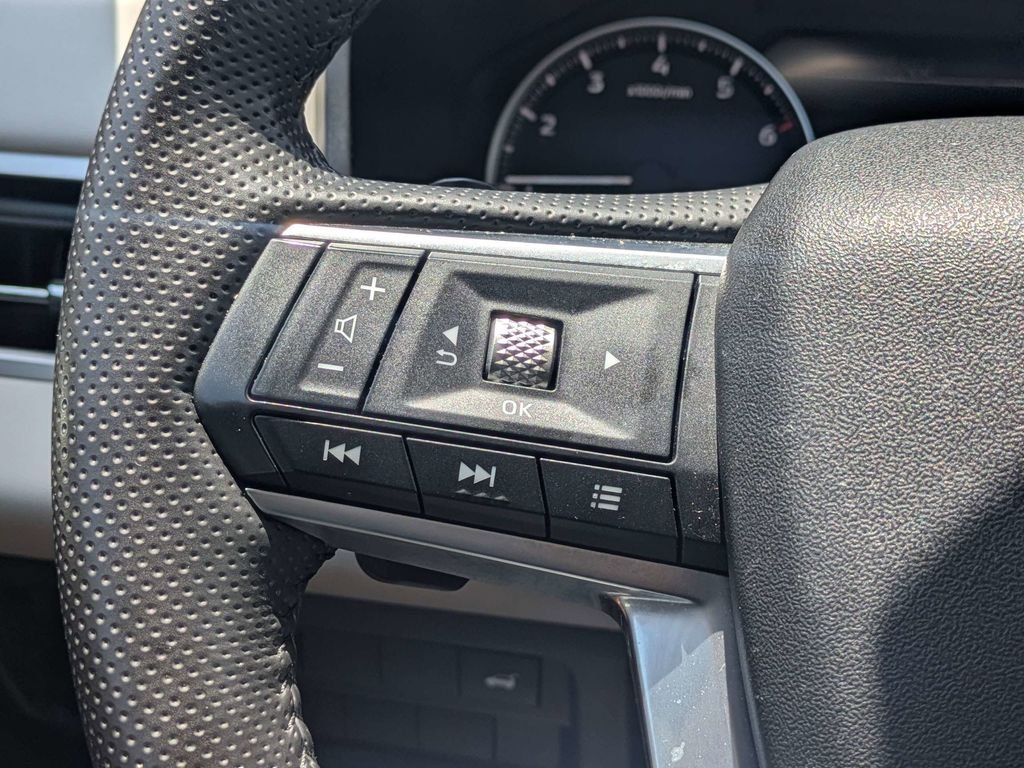 Used 2025  Mitsubishi SE image 25