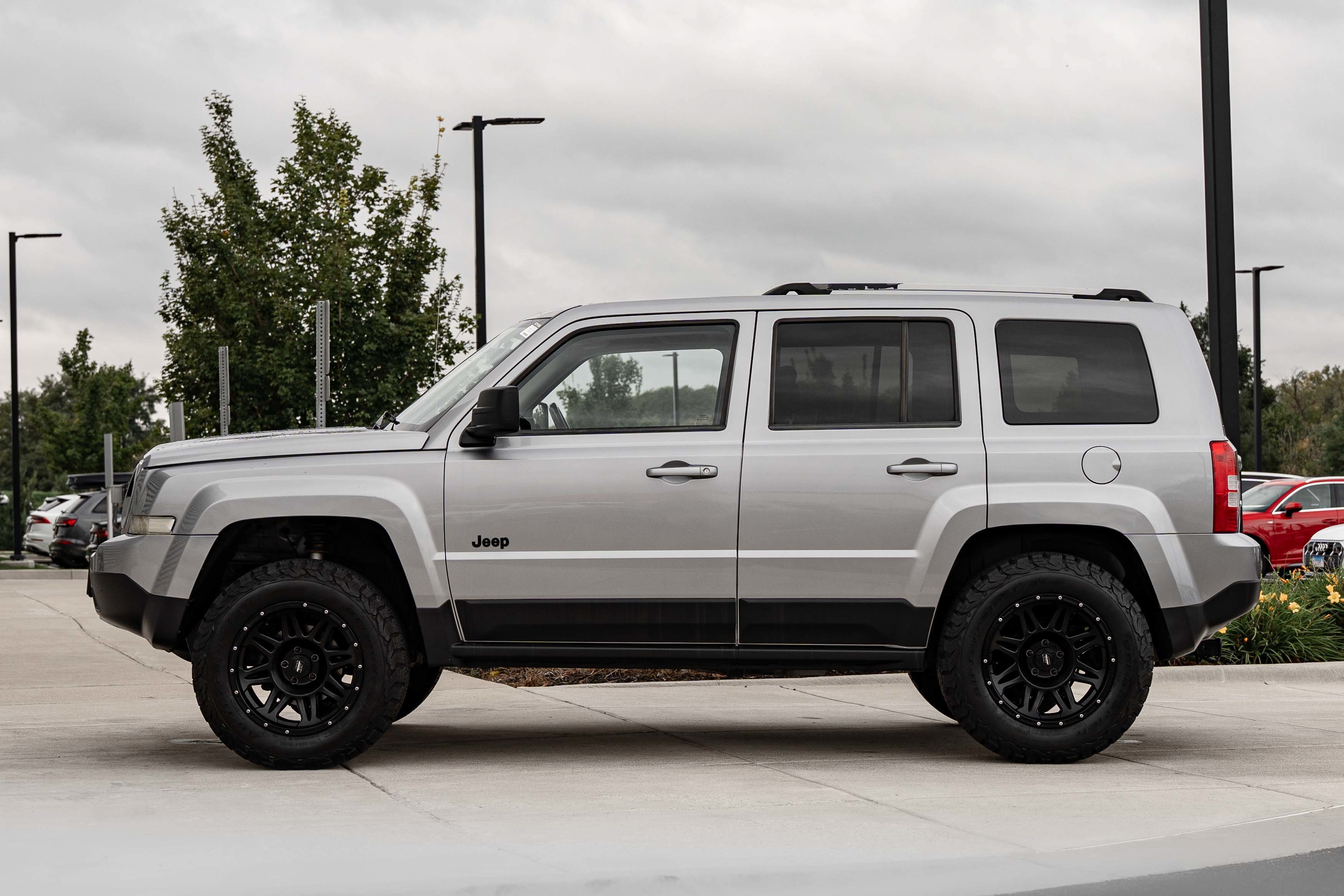 Used 2017 Billet Silver Metallic Clearcoat Jeep High Altitude image 6