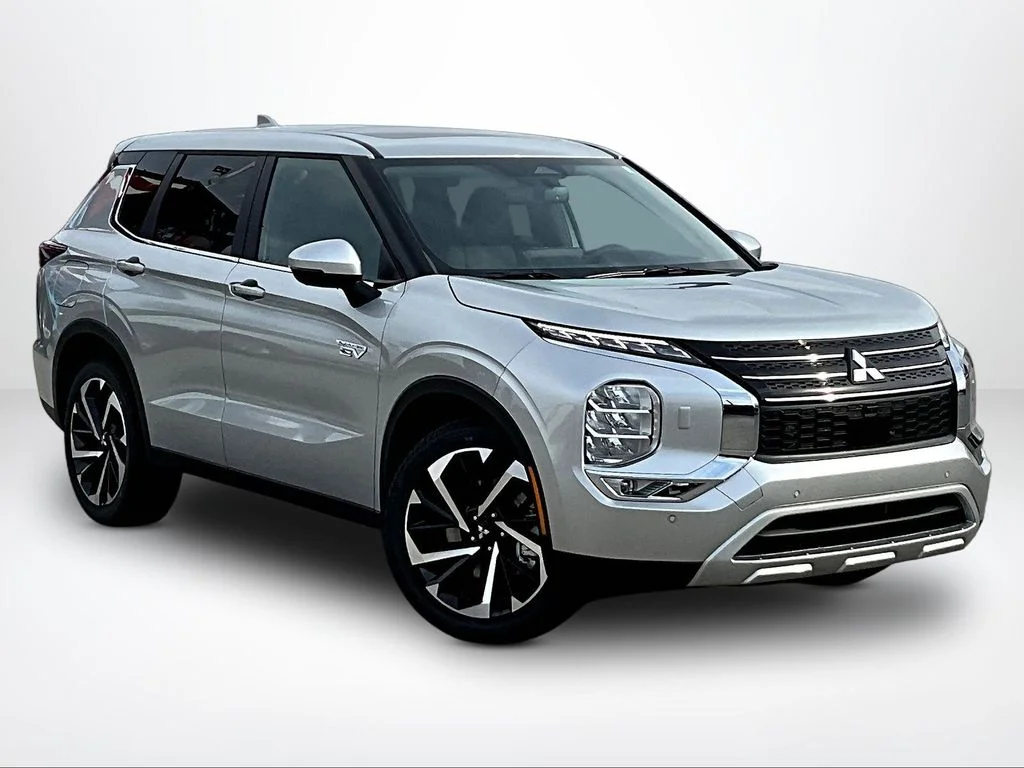 New 2025 Silver Mitsubishi SE image 3