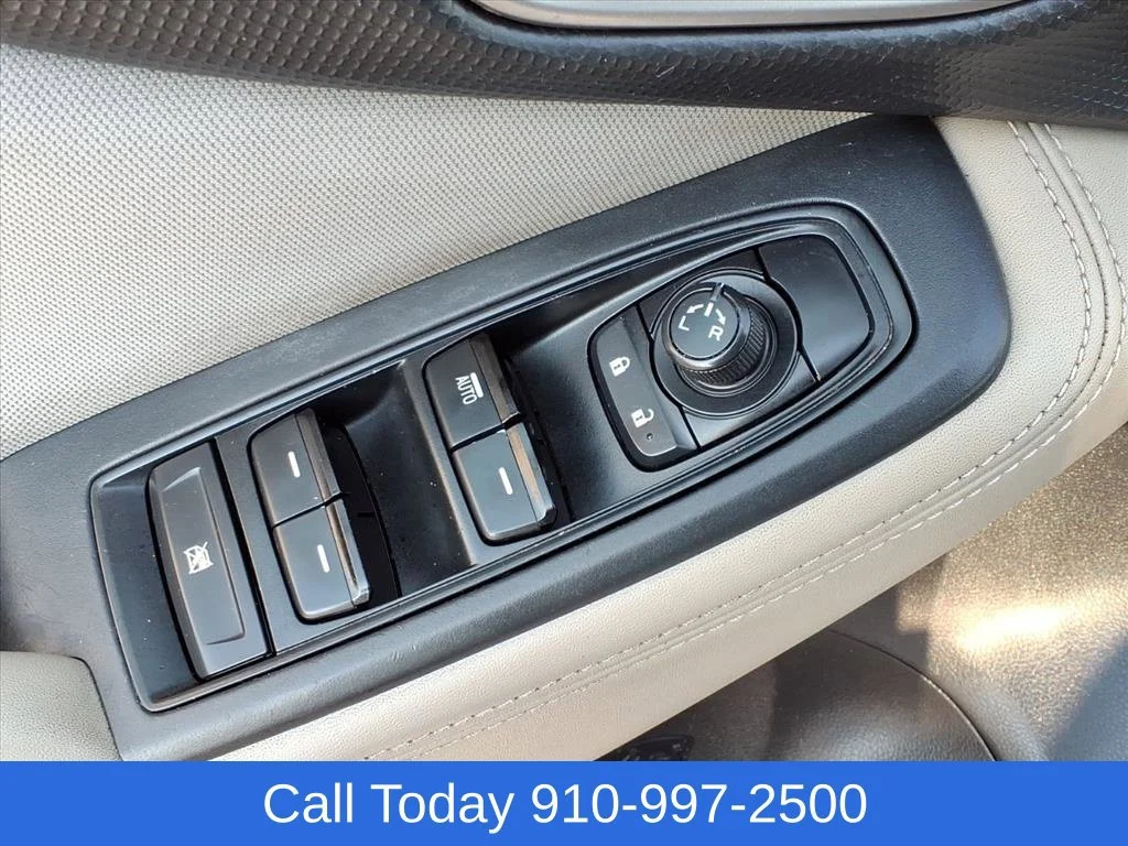 Used 2023 White Subaru  image 13