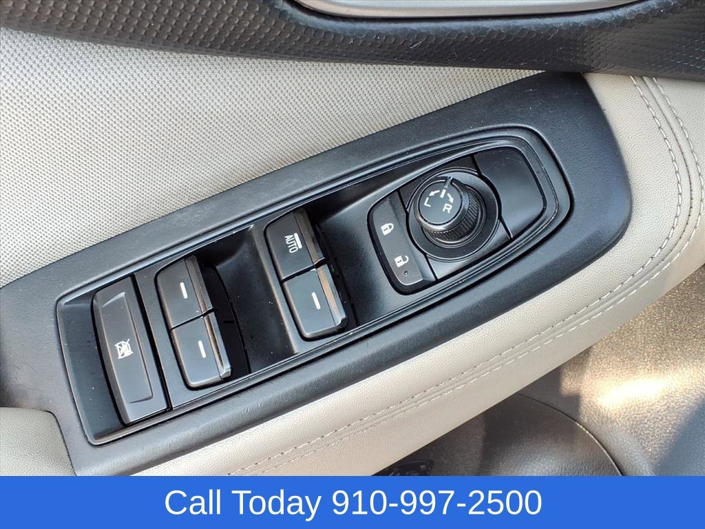 Used 2023 White Subaru  image 13