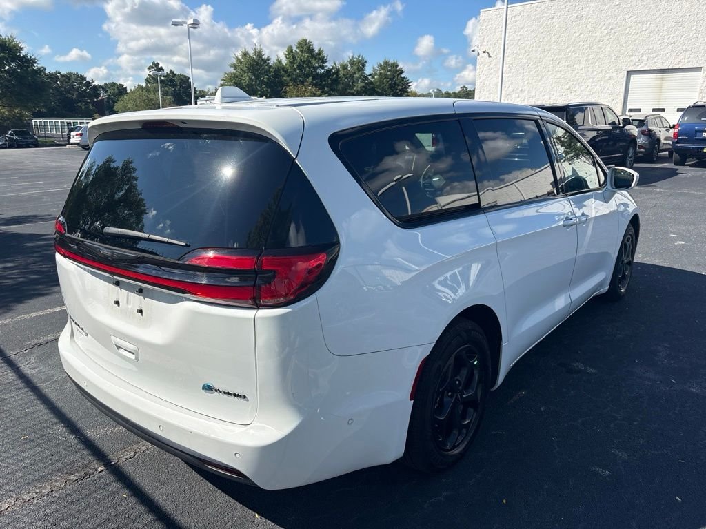 Used 2022 White Chrysler Limited image 3