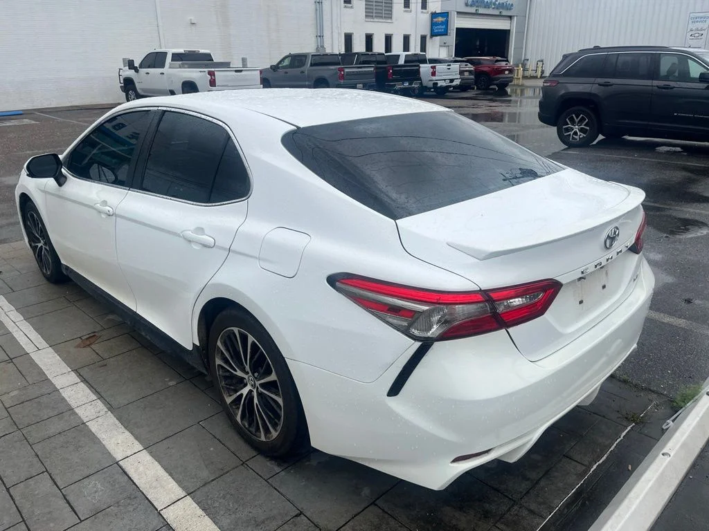 Used 2018 White Toyota SE image 3