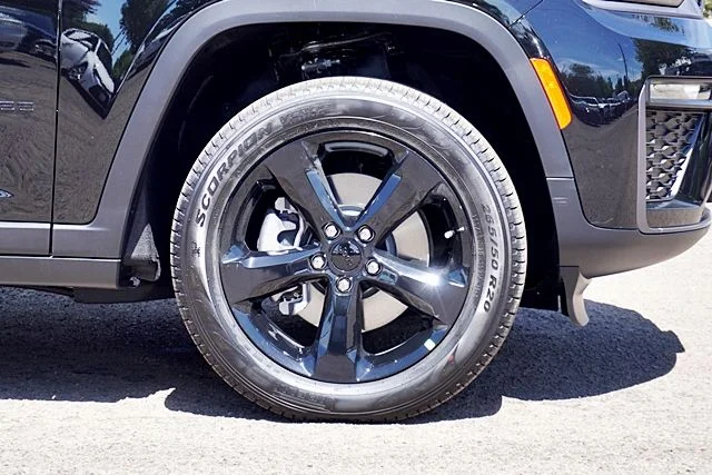 New 2026 Diamond Black Crystal Pearl-Coat Exterior Paint Jeep Limited image 8