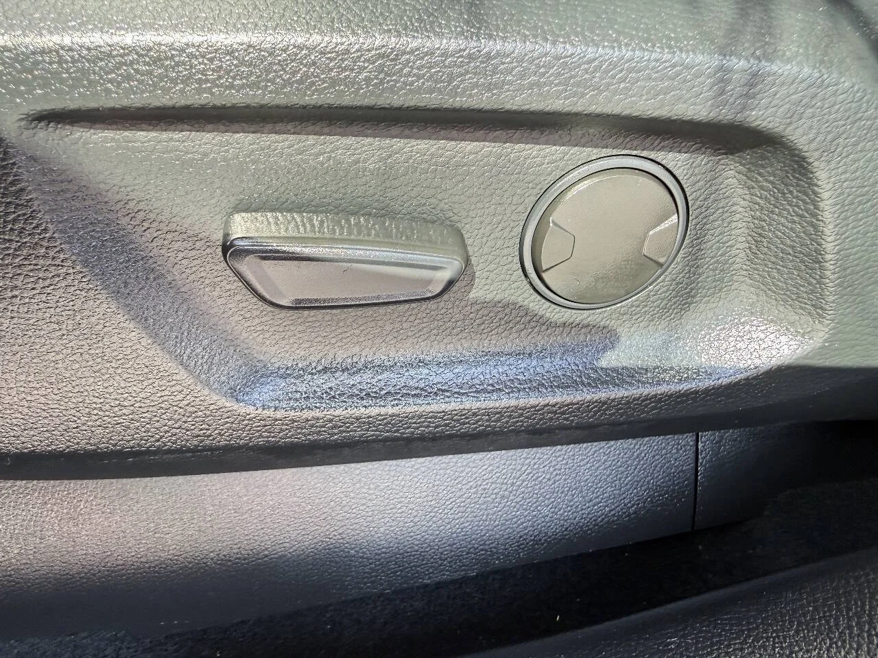 Used 2020 Magnetic Ford Lariat 4x4 4dr SuperCrew 5.1 ft. SB image 14
