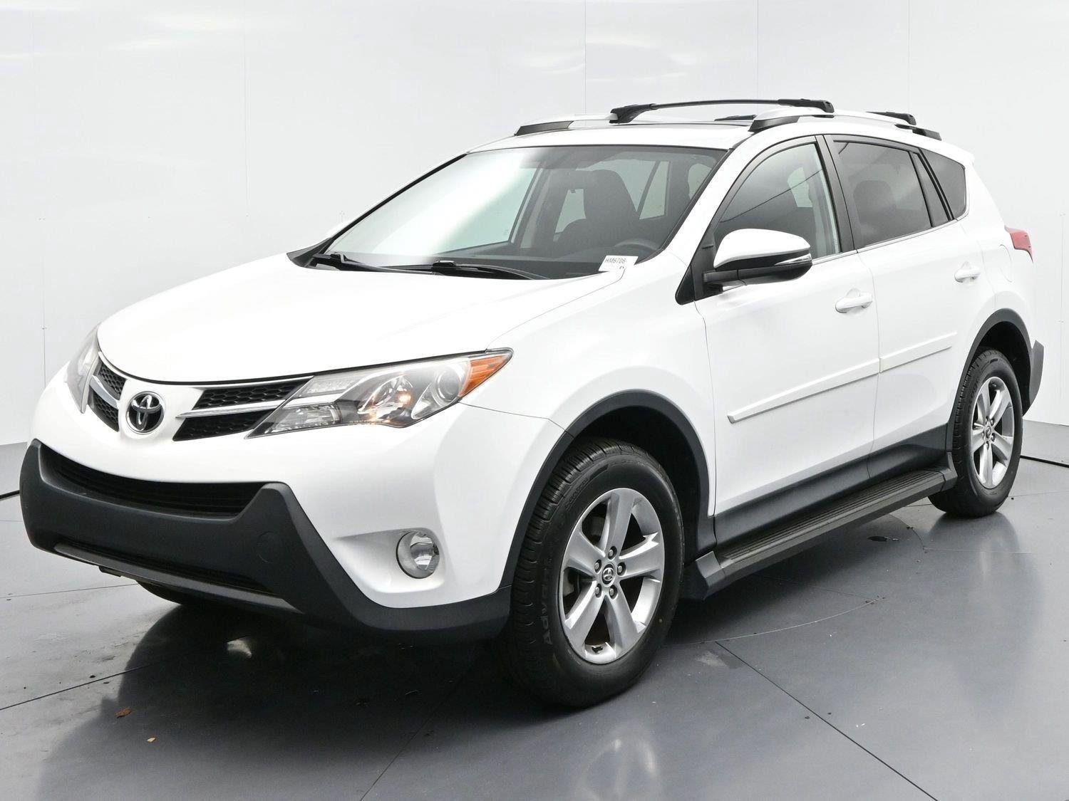 Used 2015 Super White Toyota XLE image 3