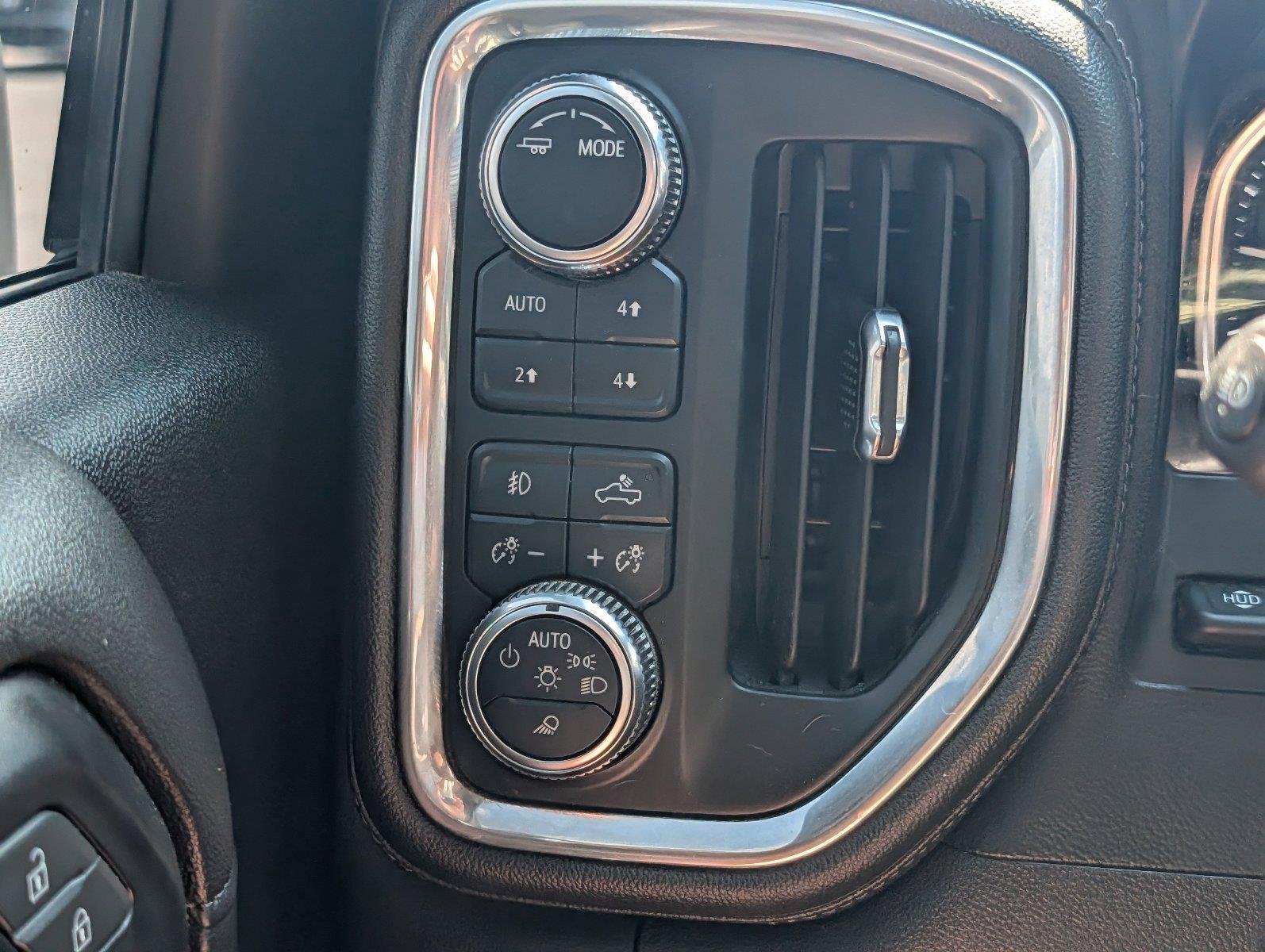 Used 2022 White Frost Tricoat GMC Denali image 27