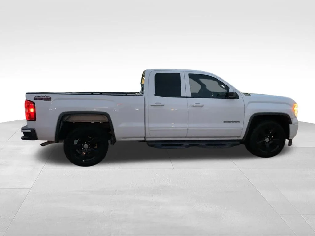 Used 2015 White GMC Base image 12