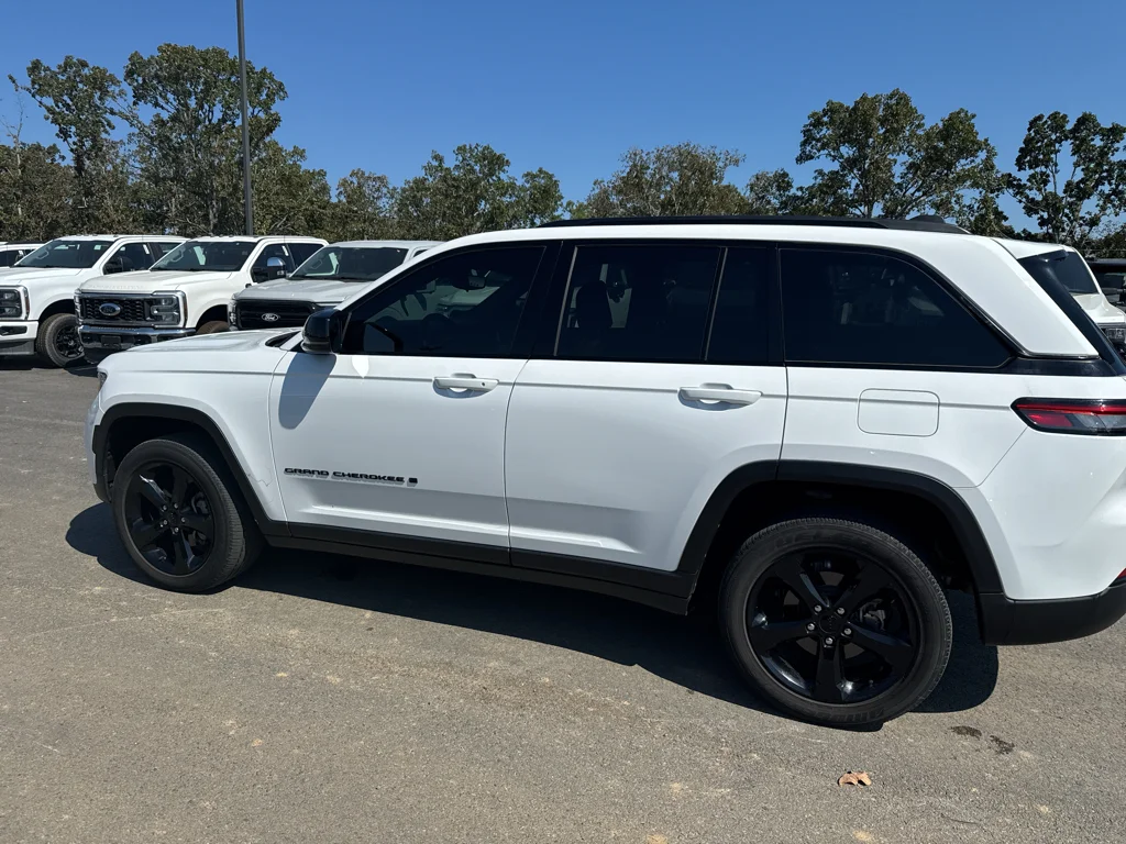 Used 2023 Bright White Clearcoat Jeep Altitude image 8