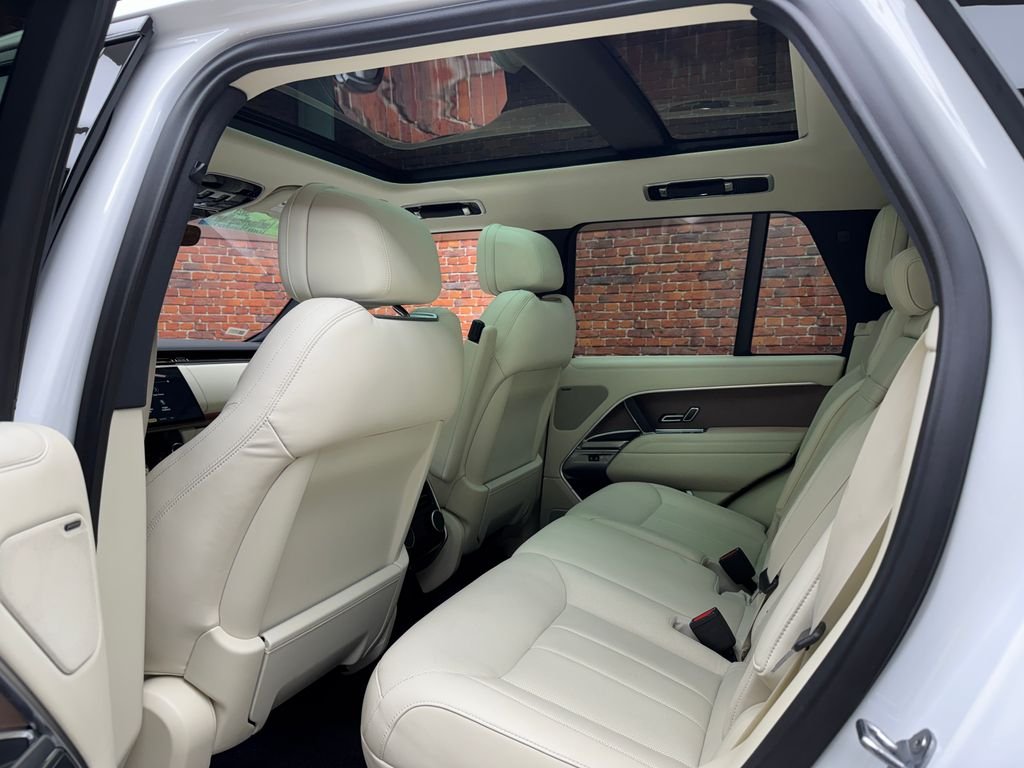 Used 2023 White Land Rover SE image 3